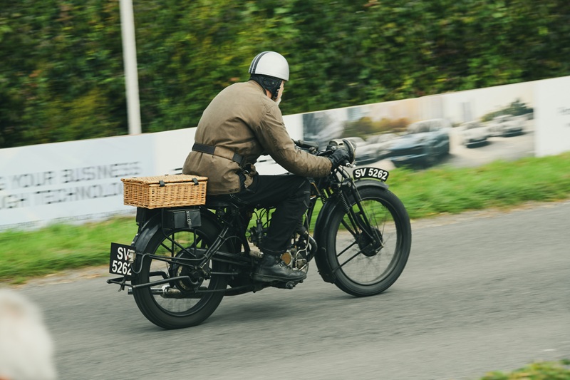 Mann auf historischem Motorrad